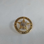 Lindo pin de sheriff do presidente dos Estados Unidos George W. Bush. Mede 3,6cm de diâmetro.