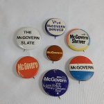 Lote com 7 pins políticos da campanha presidencial de George McGovern e Robert Sargent Shriver. Os maiores medem 3,8cm de diâmetro