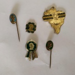 MILITARIA e POLÍTICA - Antigas propagandas Políticas - Pins, Alfinetes e Chaveiro, do então candidato ADHEMAR DE BARROS. Ademar Pereira de Barros (Piracicaba, 22 de abril de 1901 — Paris, 12 de março de 1969) foi um aviador, médico, empresário e influente político brasileiro entre as décadas de 1930 e 1960. Pertencente a uma família de tradicionais cafeicultores de São Manuel, no interior do estado de São Paulo, foi prefeito da cidade de São Paulo (1957–1961), interventor federal (1938–1941) e duas vezes governador de São Paulo (1947–1951 e 1963–1966). Seus seguidores, até hoje existentes, são chamados de `Ademaristas`. Concorreu à presidência da república do Brasil em 1955 e em 1960, conquistando, nas duas eleições, o terceiro lugar. Formou-se em medicina em 1923 pela Escola Nacional de Medicina. Estudou nos Estados Unidos e fez residência médica em várias cidades europeias, onde se tornou aviador, retornando ao Brasil em 1926. Poliglota, Ademar era fluente em alemão, francês, inglês e espanhol. Clinicou até 1932, quando se engajou nas fileiras da Revolução Constitucionalista de 1932, como o fizeram também grande parte dos jovens paulistas de sua época. Com a derrota do movimento 