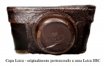 Colecionismo/fotografia - Estojo (case) de couro para as câmeras Leica rosca M39. Originalmente este estojo em leilão equipava uma Leica IIIC de 1946. O estado de conservação do estojo é apenas aceitável, há marcas de desgaste no couro, restauros e a parte frontal teve a base substituída, para poder continuar manter o fechamento do conjunto. O estojo, porém, ainda se mantém sólido e pode ser usado para a proteção de uma Leica. O estojo está de acordo com as fotos em anexo e será exatamente esse que será enviado ao eventual comprador.