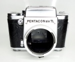 Colecionismo/ câmera fotográfica - A Pentacon Six TL é uma câmera SLR de filme, de médio formato, fabricada pela KW posteriormente VEB Pentacon e Kombinat VEB Pentacon , na Cidade alemã de Dresden, na antiga Alemanha Oriental. A Pentacon Six Tl foi produzida entre 1966 e 1990, a Linha completa desta câmera de médio formato (Praktisix e Pentacon six) foi produzida entre 1957-90.  Esteticamente a máquina está muito boa e se presta muito bem ao colecionismo estático, ainda mais por ser um interessante exemplar comunista, de uso profissional, dos anos 60 até 90. Câmera antiga (1966/90) e que se encontrava parada e fora de uso há muitos anos, segundo informação de seu antigo proprietário, portanto é vendida no estado em que se encontra, considerando-se sem funcionar e de acordo com as fotos do anúncio, sem nenhuma garantia, destinada ao colecionismo/exposição ou para a retirada de peças. O preço inicial do leilão é bem abaixo do que normalmente se pede, mesmo sem funcionamento.