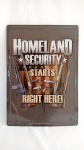 Maravilhosa placa com tema de armas e proteção da casa. Com os dizeres em inglês: Homeland Security Starts Right Here ou A segurança da casa começa aqui! Em alto relevo. Fabricada em alumínio. Mede aprox. 43x31cm