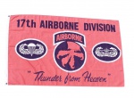 Militaria - Linda bandeira da 17th Airborne Division - Thunder from Heaven - Fabricada em poliéster - Mede 1,50 x 0,90 metros. Tem dois ilhós para fixação. A 17th foi uma divisão de infantaria aérea americana durante a segunda guerra mundial