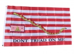 Militaria - Linda bandeira do primeiro Jeque da marinha americana / First Navy Jack - O jaque ou jaco constitui uma bandeira cerimonial destinada a ser içada na proa de um navio, por oposição à bandeira nacional ou pavilhão, que se destina a ser içada à popa. Acompanha placa modelo de carro com o tema da bandeira em alumínio. A bandeira é em Nylon e mede 1,50 x 0,90m. Ambos são novos.