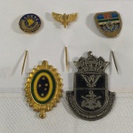 MILITARIA - Lote com 05 (cinco) pins/emblemas Militares. São três alfinetes (Aeronáutica, Exército e da ADESG), e dois emblemas (Exército e Fuzileiros Navais). 