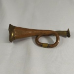 MILITARIA - ANTIGO MINI CLARIM ou CORNETIM, usado por crianças por ocasião da Revolução Constitucionalista de 32. Mede no total 15,5 cm. Apresenta amassados em razão do tempo. Uma peça muito difícil de ser encontrada. A última foto é apenas ilustrativa e retrata as crianças uniformizadas quando da Revolução.