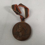 MILITARIA - MEDALHA DA REVOLUÇÃO DE 32 PELA CONSTITUIÇÃO. No reverso: SÃO PAULO E O DIREITO E A FORÇA. Com fita nas cores da bandeira de São Paulo. Concedida aos combatentes paulistas da Revolução Constitucionalista de 1932. Em bronze e assinada pelo gravador. Mede aprox. 3 cm de diâmetro. FIGURINHA DO ÁLBUM PAULISTA NÚMERO 17.