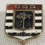 MILITARIA / - PIN DE ÉPOCA - PRP (Partido Republicano Paulista) foi um partido político brasileiro fundado em 18 de abril de 1873, durante a Convenção de Itu, que foi o primeiro movimento republicano moderno no Brasil. Seus adeptos eram chamados de perrepistas. O PRP foi o partido político predominante no estado de São Paulo durante toda a República Velha. À nível federal, aliou-se, na maioria dos casos, ao Partido Republicano Mineiro (PRM) nas eleições e na alternância no poder, por meio da política do café com leite. Durante seu período em atividade, o partido elegeu quatro presidentes da república: Campos Salles (1898), Rodrigues Alves (1902 e 1918), Washington Luís (1922) e Júlio Prestes (1930). O PRP foi extinto em 2 de dezembro de 1937, no Estado Novo. Em fevereiro de 1932 o PARTIDO DEMOCRÁTICO rompeu com Getúlio Vargas e seu governo, ao mesmo tempo que se aproximou dos antigos adversários do PRP, formando a Frente Única Paulista (FUP), que se tornou a porta-voz das reivindicações de reconstitucionalização e de autonomia administrativa para o estado de São Paulo. Mais do que isso, a FUP passou a articular, junto aos meios militares e a algumas das principais entidades de clas