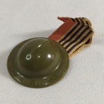 MILITARIA - Broche com o Capacete da Revolução de 1932 com fita nas cores da Bandeira de São Paulo. Capacete plástico. Broche comemorativo - Movimento Constitucionalista. Peça em muito bom estado de conservação. 