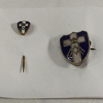 MILITARIA - ANTIGO PIN e ALFINETE DA CONGREGAÇÃO MARIANA (LOTE com 02 peças). Na época da Revolução de 32, os congregados marianos da Paróquia do Divino Espírito Santo, da Bela Vista, ambos combatentes voluntários Caetano Toschi e Gil Machado (posteriormente ordenado padre jesuíta) criaram a MARIANA DAS TRINCHEIRA` - anexa à Congregação Mariana Nossa Senhora do Bom Conselho e São José dessa mesma paróquia da Bela Vista. Nas vigias das madrugadas no campo de batalha, alguns congregados marianos combatentes, sem relógio, marcavam as duas horas do turno rezando o rosário cuja reza durava exatamente o tempo do turno. (Fonte: http://tudoporsaopaulo1932.blogspot.com.br/2011/07/bracadeira-da-congregacao-mariana-das.html).