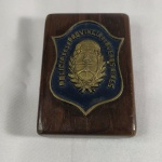 MILITARIA - INSÍGNIA / EMBLEMA colado em placa de madeira, da POLÍCIA DE LA PROVINCIA DE BUENOS AIRES. A base de madeira mede aprox. 10 x 7 cm.