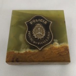 MILITARIA - INSÍGNIA / EMBLEMA colado em base de mármore, da POLÍCIA DE LA PROVINCIA DE BUENOS AIRES. A base mede aprox. 8 x 8 cm.