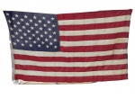 ANTIGA BANDEIRA DOS ESTADOS UNIDOS DA AMÉRICA (50 estrelas). Feita em tecido e com marcas do tempo na cor azul. Mede aprox. 1,40 X 84 cm.