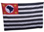 ANTIGA BANDEIRA DO ESTADO DE SÃO PAULO, fabricada por BANDEIRAS MARA, fone 2279490. Toda em tecido. Listas costuradas, assim como o Mapa do Brasil e as Estrelas. Mede aprox. 1,92 X 1,32 cm. 