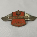 MILITARIA - ANTIGO DISTINTIVO DA POLÍCIA RODOVIÁRIA DE SÃO PAULO, usado a partir de1962 até 1970, quando a corporação foi incorporada à Força Pública. No círculo superior estão as iniciais F.P. de Força Pública. Foi usado até por volta de 1970 quando a Força Pública passou a  chamar-se Polícia Militar do Estado de São Paulo. Mede aprox. 7,8 cm.