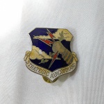 MILITARIA - Antigo Emblema / PIN Americano US AIR FORCE STRATEGIC AIR COMMAND (Comando Aéreo Estratégico). Mede aproximadamente 04 centímetros de altura. O Comando Aéreo Estratégico ( SAC ) era um Comando Especificado do Departamento de Defesa dos Estados Unidos (DoD) e um Comando Principal da Força Aérea dos Estados Unidos (USAF) (MAJCOM), responsável pelo comando e controle da Guerra Fria de dois dos três componentes dos EUA. forças estratégicas de ataque nuclear dos militares , a chamada `tríade nuclear`, com o SAC controlando aeronaves de bombardeiros estratégicos terrestres e mísseis balísticos intercontinentais ou ICBMs (a terceira perna da tríade são mísseis balísticos lançados por submarinos (SLBM) do Marinha dos EUA ).