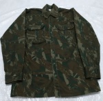Blusão Camuflado (estilo militar)  manga longa  com botões  2 bolsos frontais  sarja -  tamanho M  - medidas: 54 cm de largura X 83 cm de comprimento   com pouco uso, muito bem conservado  sem avarias