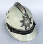 MILITARIA - Antigo e belíssimo capacete de oficial do Corpo de Bombeiros do Estado de São Paulo. Segundo consta o bombeiro, dono deste capacete atuou nos incêndios dos edifícios Joelma e Andraus na década de 70.