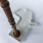 MILITARIA - Suporte customizado para exposição de capacete com base acrílica no formato do mapa do Estado de São Paulo e haste no formato de um cassetete antigo, medindo 43 cm de altura.