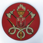 MILITARIA - Histórico escudo de Corpo de Bombeiros do Estado de São Paulo, usado na porta dos antigos caminhões da corporação. Mede 30 cm de diâmetro, feito com material reflexivo e colado em uma placa de madeira com 1 cm de espessura.