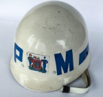 MILITARIA - Antigo capacete branco em fibra da PMESP, com adesivagem em azul este capacete era usado em solenidades nas décadas de 70 e 80.