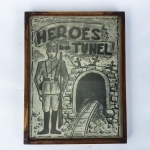 MILITARIA - REVOLUÇÃO DE 1932 - Quadrinho em vidro e madeira com a capa da partitura `HEROES DO TÚNEL` medindo 32 x 24 cm.