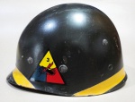 Militaria - Liner do capacete M1, de manufatura Westinghouse (período da Segunda Guerra Mundial), com o emblema da 3º Divisão Blindada Americana, com inscrição não completamente identificada na parte frontal (fotos). O capacete está em bom estado de conservação, com a pintura original ocupando uma elevada parte do capacete, porém, com falhas, conforme pode ser visto nas fotos. A carneira interna se encontra sem a banda e com um segmento da suspensão de lona partido (fotos). Capacete totalmente original.