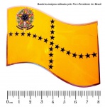 Militaria - Placa metálica, em esmalte, da Bandeira-insígnia utilizada pelo Vice-Presidente da República Federativa do Brasil, foi criada em 6 de agosto de 1971, durante o mandato do vice-presidente Almirante Augusto Rademaker, pelo decreto nº 69.026. Peça metálica em excelente estado de conservação, com o detalhe de um pequeno riscado no esmalte amarelo, conforme o mostrado na foto do anúncio. Placa medindo 8,2 cm X5,4 cm.