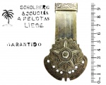 Militaria - Excelente acessório para os arreios da cavalaria brasileira. Peça de manufatura Scholber & Joucla - Pelotas (Coqueiro). O material aparenta ser alpaca com banho de prata, ou prata baixa, mas não há certeza. Peça rara e muito procurada pelos colecionadores, principalmente devido ao tradicional fornecedor Scholberg, uma lenda no Rio Grande do Sul. A peça mede 9,7 cm de altura. Lote composto de uma única peça.