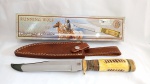 Maravilhosa faca 12 fabricada pela Chipaway Cutlery. Na caixa original com bainha de couro, guarda de latão e cabo de osso genuíno. Mede 12 ou 31cm de comprimento.