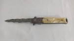 Maravilhoso canivete em aço damasco 9 Stilleto. Fabricado pela Tiger - USA. Caixa de papelão original. Mede 22,5cm de comprimento aberto.