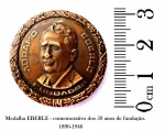Colecionismo - Medalha da EBERLE, comemorativa dos 50 anos de fundação desta tradicional metalúrgica de Caxias do Sul - 1896-1946. Medalha em bom estado de conservação, segundo as fotos do anúncio. A medalha mede 32 mm de diâmetro.