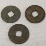 36. Lote com (3) Moedas com furo quadrado da China antiga, 1038-1039, cunhada em bronze durante a Dinastia Sung, HUANG SUNG. Moedas ESCASSAS. Apenas 2 anos de cunhagem.