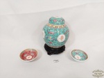 Lote 3 Peças em Porcelana Oriental sendo 2 mini bowls e 1 potiche sob peanha. Medida: Potiche 11 cm x 9 cm e bowl 7 cm