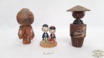 Lote 3 esculturas  Enfeites em Madeira , representando  bonecos japoneses.. Medida: Casal - 6 Altura x 4,5 diametro, Menina - 11 Altura x 2 diametro, Menino Cabeça Solta - 9,5 Altura x 2,5 Diametro.