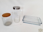 Lote 3 Peças sendo 1 Pyrex Colorex e 2 Potes de Vidro. Medidas Pyrex 34 x 19 apresenta Bicados, Pote Tampa aluminio 26 cm altura x 11 cm diametro  , pote tampa madeira 18 cm altura x 10 cm diametro