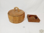 Lote 2 Peças Madeira Sendo 1 Centro de Mesa e 1 Cinzeiro. Medida Cinzeiro 13 cm x 13 cm e Centro de Mesa 8,5 cm altura x 16 cm diametro