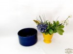 Lote 02 peças sendo 1 Cachepo Ceramica Azul e 1 Vaso Aluminio Com Flores. Medida: Cachepo apresenta desgastes na borda do vitrificado 14 cm altura x 25 cm diametro e Vaso amarelo 16 cm altura x 16 cm diametro