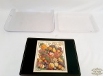 Lote de Cozinha 3 Peças sendo 1 jogo americano, 1 bandeja e 1 travessa em acrílico. Medida bandeja 43,5 cm x 32,5 cm x , travessa 39,5 cm x 27 cm x 3 cm altura e jogo americano 40 x 29,5 cm.