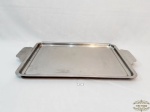Bandeja Retangular Decorada com Flores em Aço Inox. Medida 33 cm x 46 cm e 54 cm alça a alça.
