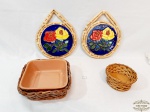 Lote de Cozinha 04 Peças sendo 2 Enfeites de pendurar , 1 Cesta  e 1 Travessa. Medida Enfeites 20,5 cm diametro , Cestas 11 cm diametro x 5,5 cm altura e 18 cm x 18 cm x 6 cm altura
