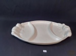 Travessa / Petisqueira Oval em Ceramica Branca. Apresenta fio Cabelo Borda. Medida 30 cm x 46 cm.