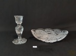 Lote 02 Peças em Cristal sendo 1   Petisqueira em forma de navete e 1 Castiçal . Medida Castiçal 14 cm altura apresenta Bicado em cima , Centro de Mesa 20 cm x 9 cm x 6 cm altura