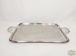 Bandeja Retangular cinzelada  em Aço Inox. Medida: 30 cm x 52 cm alça a alça. apresenta marcas uso