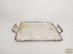 Bandeja Retangular com alça em Prata 90 Woff. Medida: 32 cm x 48 cm . apresenta desgastes e marcas uso.