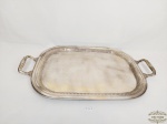 Bandeja Retangular com Bordas Ovaladas Decoradas em prata 90. Aprersenta desgastes. Medida: 31,5 cm x 52 cm