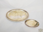 2 Bandejas Ovais com Bordas Trabalhadas em Prata 90 com desgastes. Medida:Maior 42 cm x 32 cm e menor 22,5 cm x 14 cm