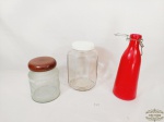 Lote Cozinha 3 Peças sendo 1 garrafa sem tampa e 2 potes em Vidro. Medida: Potes 16 cm altura x 12 cm e 22 cm altura x 12 cm e garrafa 27 cm altura