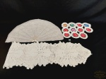 Lote 3 Peças sendo 1 caminho de mesa, 1 porta talher  bordaddo  e 11 descansos e copo  em croche. Medida: Leque 52 cm x 30 cm , caminho 1,75 cm x 19 cm descansos 9 cm