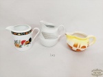 Lote 3 Leiteiras em Porcelana decoradas s Diversas., sendo Real, schmidt .1 apresenta bicados. medida amarela 8 cm , real 9 cm e schimidt  11 cm altura